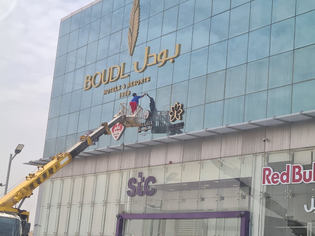تنظيف الواجهات الزجاجية والأبراج