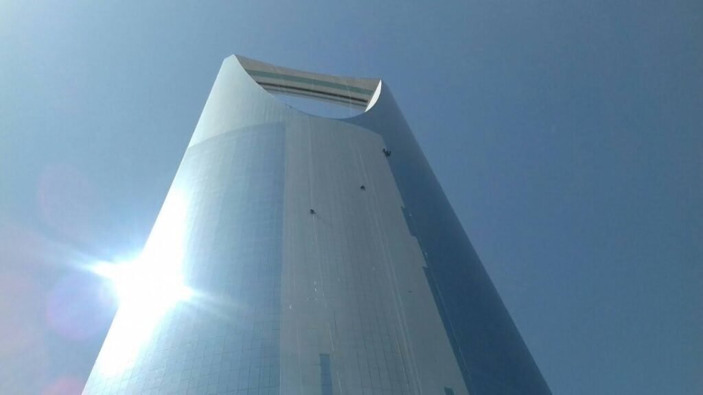 تنظيف الأبراج الزجاجية